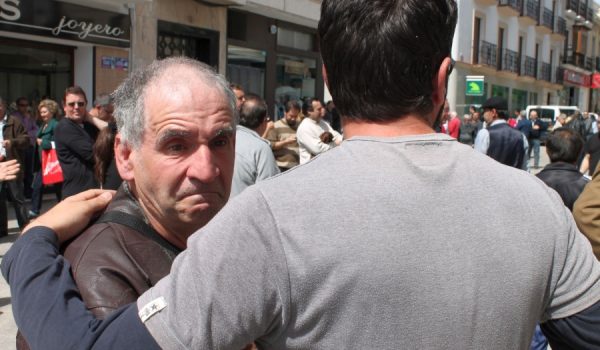 El rostro de Cristóbal en la concentración de hace trece días refleja el calvario que padecen decenas de familias en la comarca.