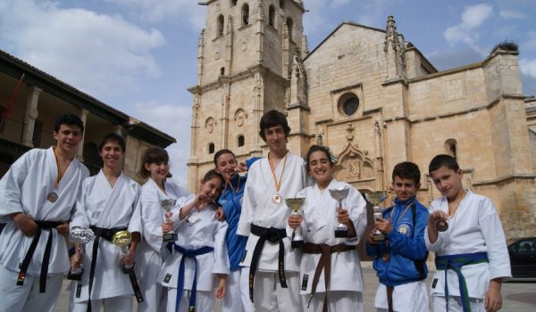 Los rondeños, posando con los trofeos conquistados en el Campeonato de España.