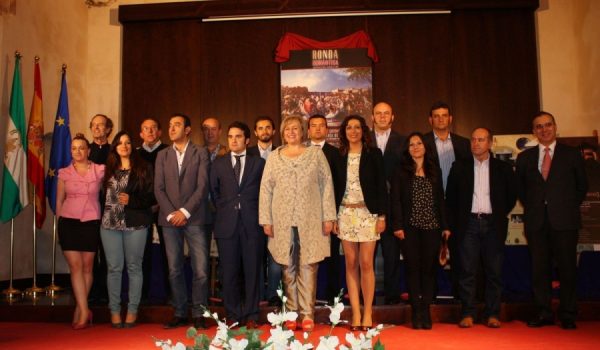 Representantes políticos de la Serranía, junto al pregonero y el hijo del Romántico de Oro.