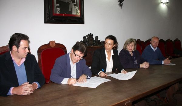 Representantes de la comunidad de vecinos y del equipo de gobierno, durante la firma del convenio.