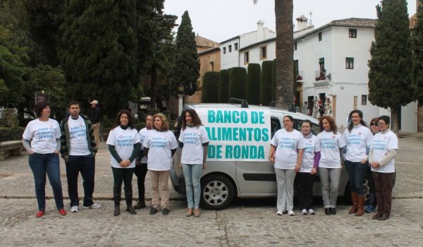 Un nutrido grupo de voluntarios, junto a la edil de Bienestar Social, Concha Muñoz.
