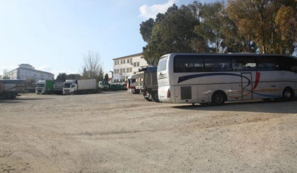 Terrenos sobre los que se proyecta la construcción de la nueva estación de autobuses y biblioteca comarcal.