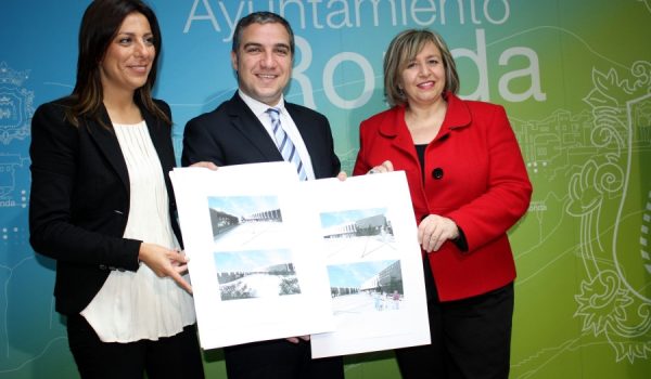 Elías Bendodo compareció junto a la alcaldesa y la primera teniente de alcalde.