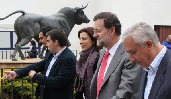 El Presidente del Partido Popular, flanqueado por Mª Paz Fernández y Javier Arenas, junto a la Plaza de Toros de Ronda.