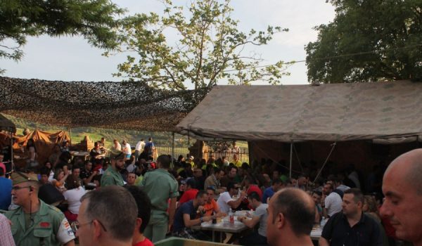Unas 2.500 personas disfrutaron ayer de la cena de la pasta en la Alameda del Tajo.