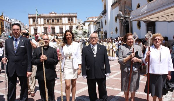 La Patrona, tras las autoridades, a su llegada a la Plaza del Socorro.