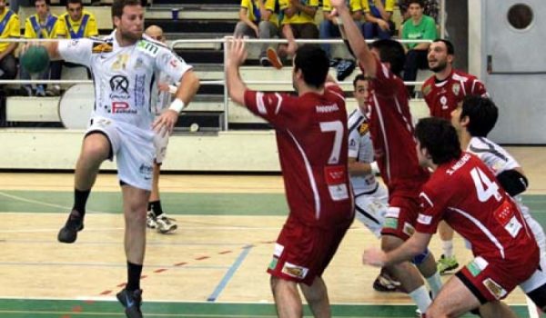 El rondeño, en una acción del partido ante el Balonmano Alcobendas.