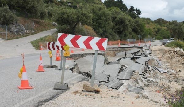 Imagen de la acción de las precipitaciones sobre el firme de la carretera.