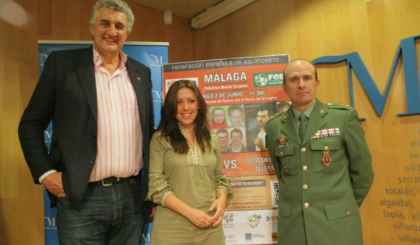 El exjugador Fernando Romay, la diputada Marina Bravo y el Coronel Jefe del IV Tercio, Luis Lanchares.