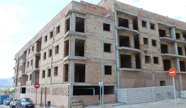 El edificio ocupa una manzana en su totalidad.