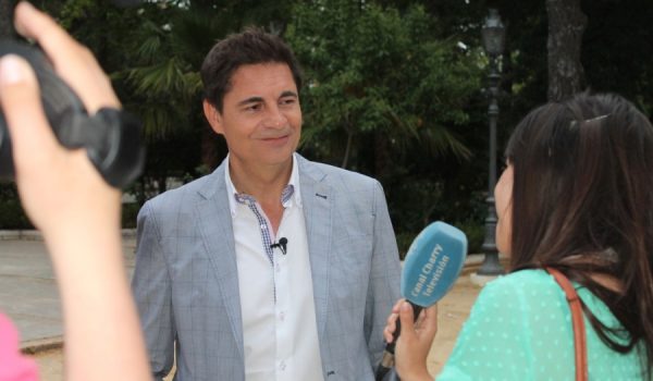 Cremades atendió a un equipo de Canal Charry en la Alameda del Tajo.