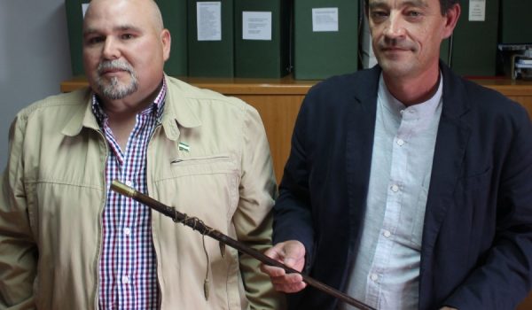 López, a la derecha, sustituye al frente del Consistorio de Algatocín a Benito Carrillo.