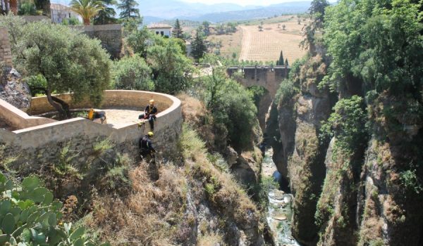 Los bomberos ampliaron ayer la búsqueda a los Jardines de Cuenca.