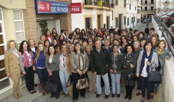 El alcalde y la Vice-Consejera de Cultura, rodeados de mujeres rondeñas.