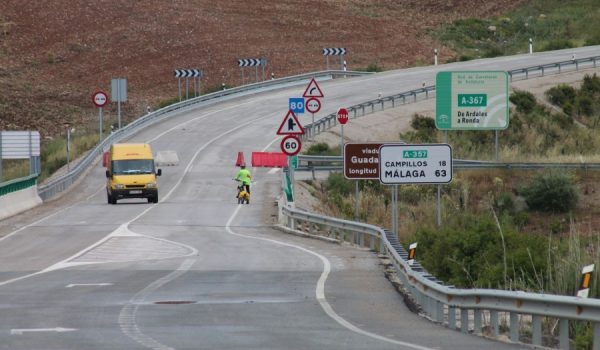 Cientos de vehículos usan a diario esta carretera, que supone la principal vía de comunicación con Málaga.