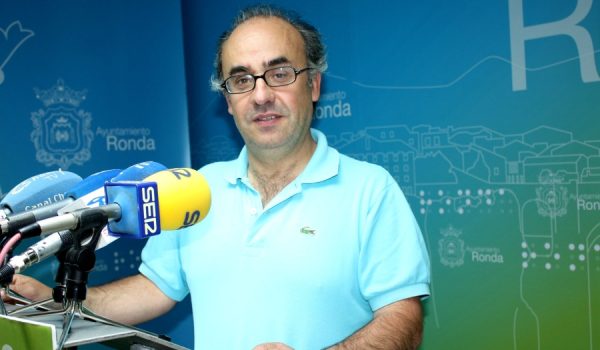 Responsables del equipo de Gobierno como el edil de Educación, Fernando Corrales, se encuentran negociando las condiciones del acuerdo.