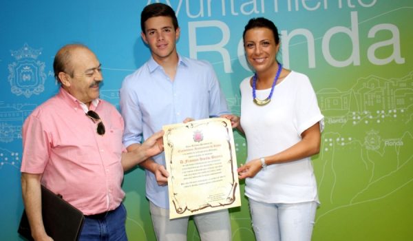El cadete recogió el pergamino de manos del edil Vicente Becerra y la alcaldesa.