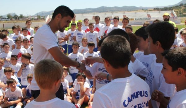 La presencia del delantero sanluqueño Nolito ha centrado esta mañana la atención de los pequeños.