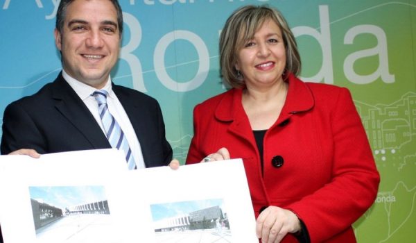 Isabel Barriga junto al presidente del Patronato de Turismo de Málaga, Elías Bendodo.