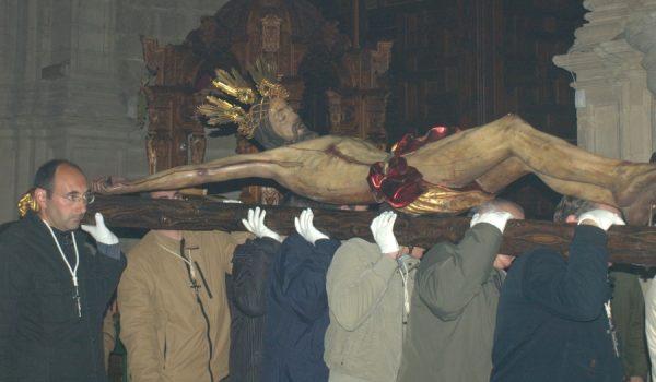 Imagen del traslado de la imagen del Santísimo Cristo de la Sangre.