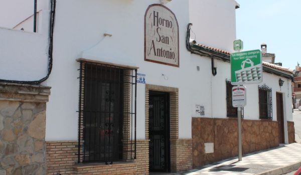 Los hechos tuvieron lugar en este establecimiento de la barriada de La Dehesa.