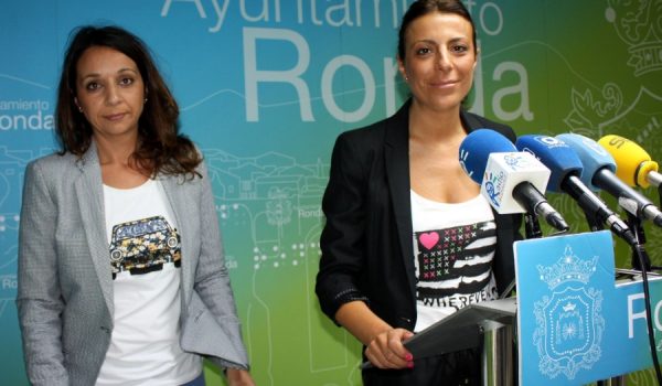 La alcaldesa de Ronda, María de la Paz Fernández, junto a la concejal de Bienestar Social, Concha Muñoz.