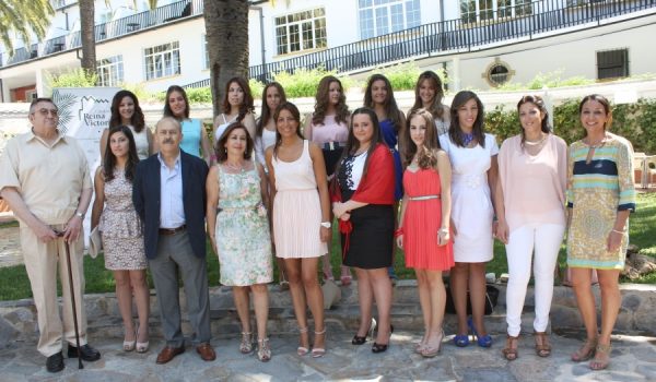 Las Damas Goyescas y su presidenta, acompañadas por el pregonero y representantes del equipo de gobierno.
