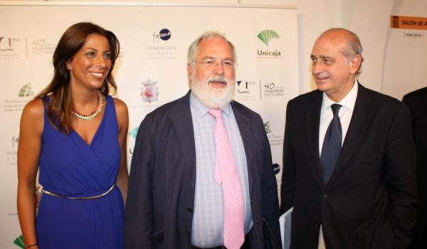 Los ministros de Agricultura y del Interior han sido recibidos por la alcaldesa, María de la Paz Fernández.