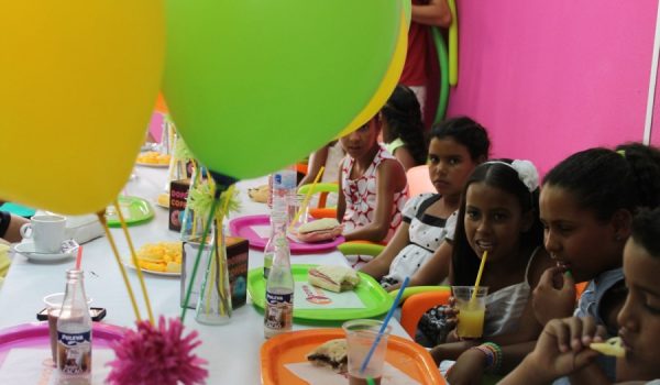 Durante estos meses los niños pueden despegarse de las duras condiciones que viven durante el año.