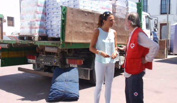 La alcaldesa de Ronda, Mª Paz Fernández, junto al presidente local de Cruz Roja, Antonio Lasanta.