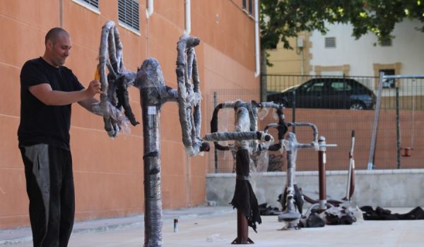 Un operario, durante la instalación de los aparatos que componen el parque biosaludable.