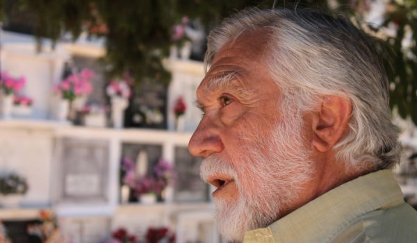 Pimentel ha atendido hoy a Canal Charry en el patio del Cementerio de San Lorenzo en el que se han realizado las prospecciones.