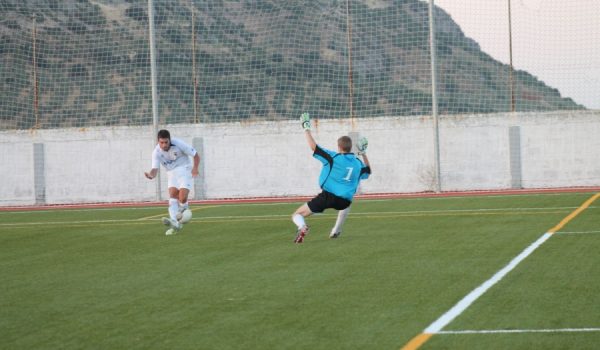 Manu Racero encarriló la victoria del conjunto blanco con sus dos tantos.