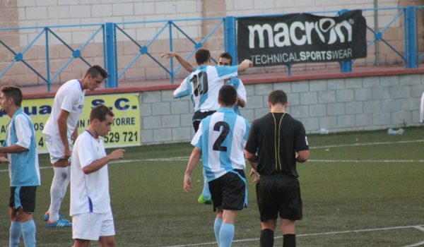 El local Nacho celebra el primer gol de la tarde.