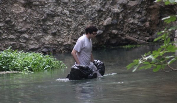 Los voluntarios se adentraron en el Tajo con la intención de retirar la mayor cantidad de basura.