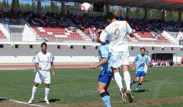 Murci, bigoleador en la mañana de hoy, remata a portería.