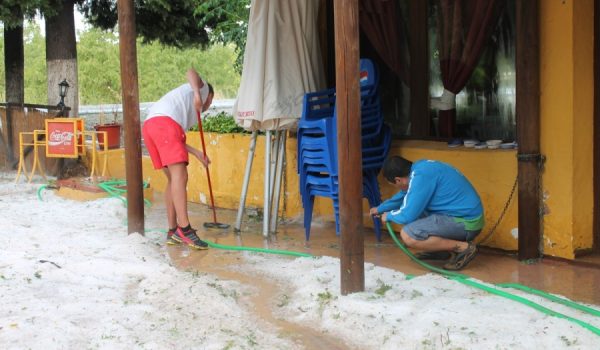 El camping El Abogao se ha visto cubierto de granizos esta tarde.