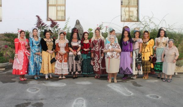 Las Damas Goyescas durante su visita a la Residencia de las Hermanitas de los Pobres.