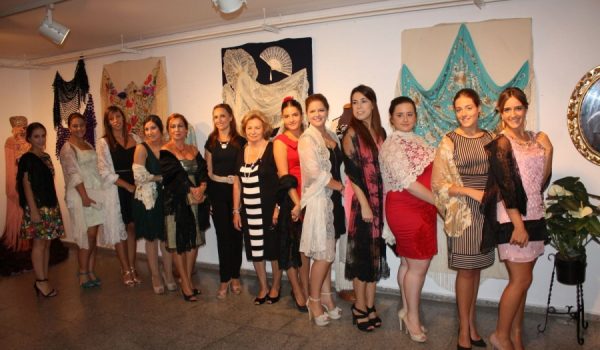 Las Damas Goyescas y su presidenta, Milagros Castaño, estuvieron presentes en el evento.
