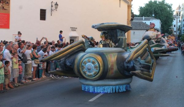 Varios pasacalles llenaron de colorido las calles de la ciudad.