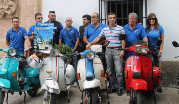 Miembros de Vespa Club Ronda han acudido con sus motos a la presentación de la concentración.