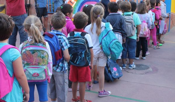 Los alumnos han ecuchado el himno de Andalucía antes de entrar a clase.