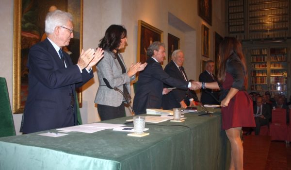 Cada una de las becas universitarias está dotada de 12.000 euros.