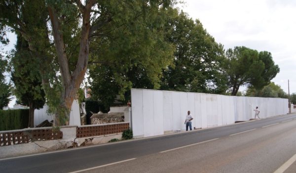Operarios trabajan desde hace días para convertir la finca en un espacio inaccesible para los medios de comunicación.