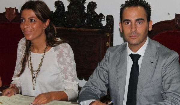 El delegado territorial de Salud y Bienestar Social, Daniel Pérez, y la alcaldesa de Ronda, María de la Paz Fernández.