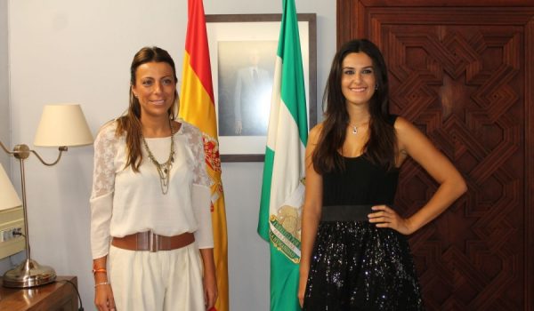 La alcaldesa de Ronda ha recibido esta mañana a la modelo rondeña en el Ayuntamiento.