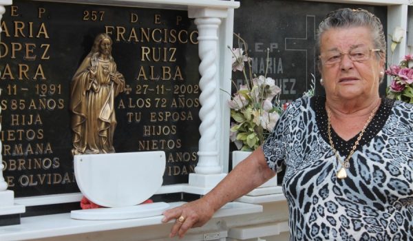 En otras tumbas también se han producido robos de elementos de cobre.