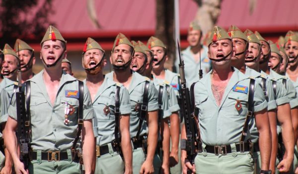 Un grupo de Caballeros Legionarios, interpretando El Novio de la Muerte.