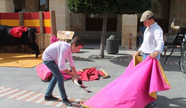 Unos diez alumnos de la Escuela Taurina participan en esta actividad.