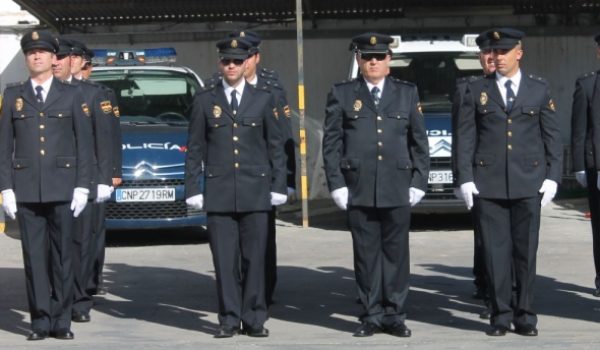 Efectivos de la Policía Nacional durante el acto de la ofrenda floral.